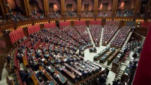 Dideliame parlamento posėdžių salės amfiteatre susirinkę žmonės priiminėja svarbius valstybinius sprendimus.